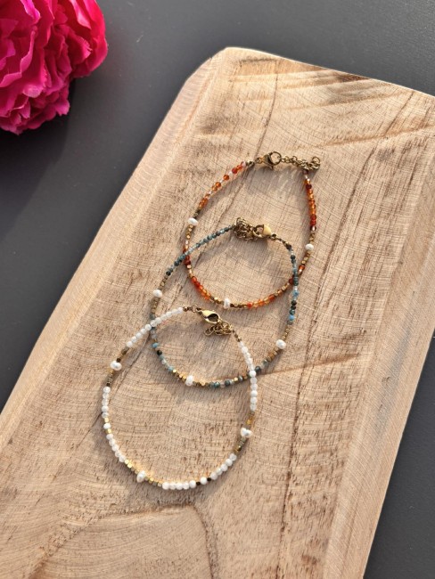 Bracelet hyper chic et féminin où des perles naturelles d'agate blanche, d'aventurine rouge et d'apatite se marient parfaitement  des perles d'eau douce et des perles dorés en acier inoxydable pour un rendu bohème chic