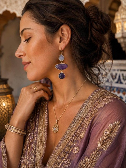 VALENTIA - Boucles d'oreilles en perles naturelles fluorine violet Boucles d'oreilles fantaisie mais hyper chic composées de différents intercalaires en perles naturelles fluorine violet en acier inoxydable doré et laiton, pour un style bohème et raffiné