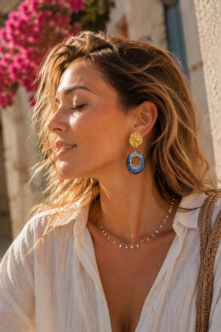 VIOLETTA - Boucles d'oreilles céramiques grecque bleu et apprêt martelé en acier inoxydable doré Boucle d'oreille fantaisie très bohème chic composé d'un apprêt martelé en acier inoxydable doré et d'un ovale en céramique grecque aux reflets bleu