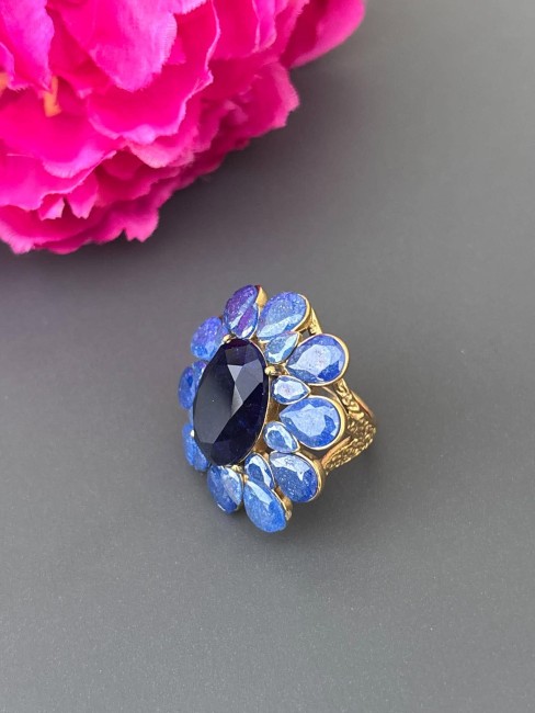 SOFIA - Bague fleur bohème en strass bleu et acier inoxydable doré Superbe bague énigmatique au vue de sa taille XXL composée de perles facettées de strass bleu pour un look chic féminin et raffiné