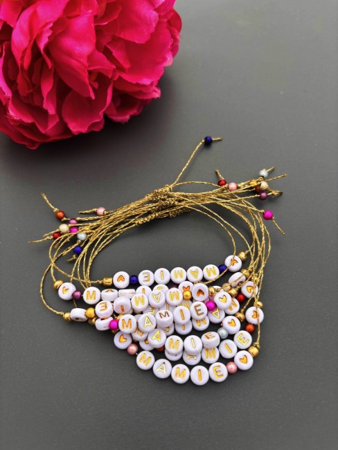 Bracelet mamie réglable en cordon doré avec perles lettres – bijou fantaisie léger et discret idée cadeau fête des mamies