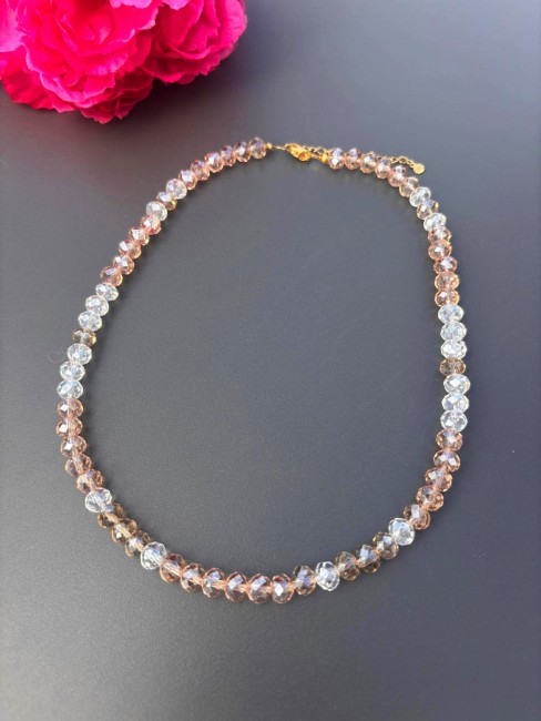 Collie bohème chic composée de perles de bohème aux teintes beige rosés et blanches pour un look glamour, tendance et chic