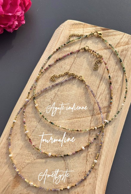 AMALFI LAVANDA - Collier de perles d'eau douces et de perles naturelles Collier hyper chic et féminin où des perles naturelles d'agate indienne, de tourmaline et d'améthyste se marient parfaitement des perles d'eau douce et des perles dorés en acier inoxydable pour un rendu bohème chic
