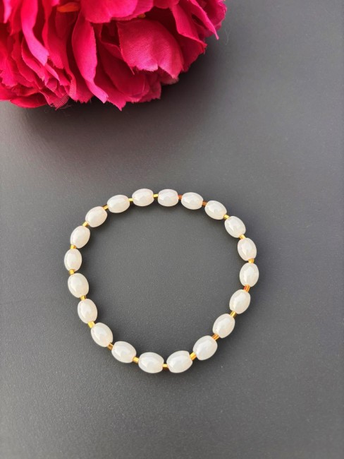 Bracelet fantaisie composé de perles naturelle de couleurs blanches pour un effet bohème chic et raffiné 