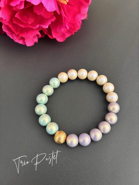 NAYA - Bracelet de perles soft touch trio pastel Bracelet fantaisie composé de perle touch trio pastel soft au toucher de pêche pour une harmonie chic