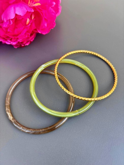 Lot de 3 bracelets jonc fantaisie composé de 2 bracelets jonc en résine vert kaki et marron et d'un bracelet en acier inoxydable doré pour un rendu simple chic et intemporel 