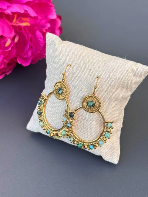 Boucles d'oreilles fantaisie en acier inoxydable doré composé d'une créole ovale ornée de perles naturelles de turquoise africaine pour un effet élégant chic et bohème