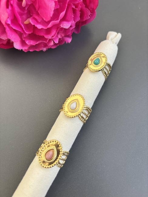 SORELLA - BAGUE OVALE BOHEME CHIC Bague fantaisie en acier inoxydable ornée d'une pierre naturelle, déclinée avec une pierre amazonite, agate rose, et agate blanche, pour un look bohème chic avec tout le contour martelé.