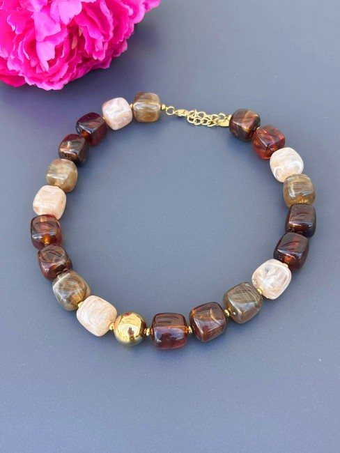 Collier composé  de perles de résines aux teintes beiges marronées et doré pour un style bohème choc oriental nomade