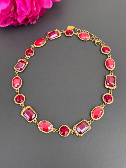 Ses strass facettés aux éclats somptueux rouge bordeaux grenat font du collier RANIA une parure majestueuse qui habille le décolleté avec une élégance absolue !