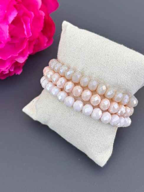 AURORA - Manchette de 3 bracelets perle de bohèmes blush Manchette bohème chic composée de 3 bracelets de perles de bohème beige nude, ivoire, rose blush pour un look glamour, tendance et chic
