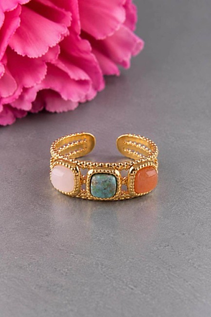 Bague fantaisie réglable en acier inoxydable doré et orné de 3 perles carré naturelle en turquoise africaine, agate blanche et aventurine rouge pour un style féminin et chic