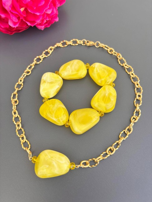 Combo LIMONCELLO composé d'un Collier et d'un bracelet en perle de résine jaune inspiré du célèbre citron sicilien le limoncello pour un  look de dolce vita avec de grosses mailles torsadées et martelées en acier inoxydable doré