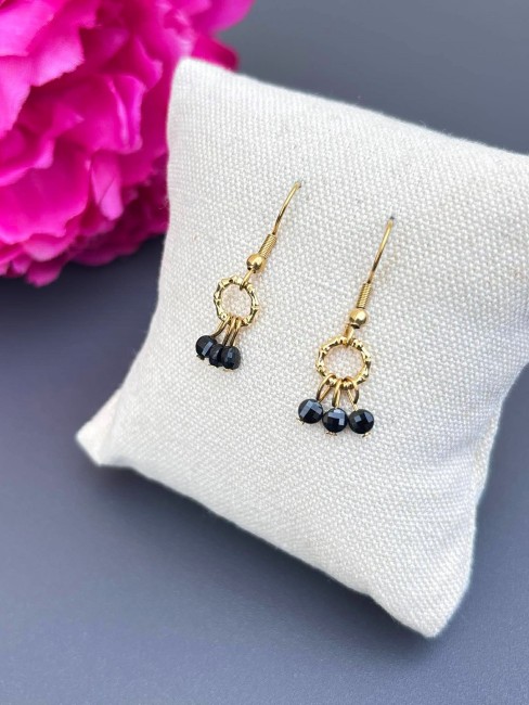 Boucles d'oreilles fantaisie composé de petites perles naturelles en onyx noir ressemblant à des petites cerises; hyper discrètes mais féminine et solaire à la fois pour un look bohème chic décontracté