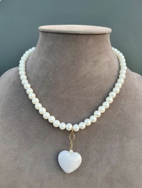 SAN VALENTINO - Collier perles crèmes avec coeur en nacre Collier en imitation perles d'eau douce crème réhaussé par un pendentif en nacre en forme de coeur pour un look simple mais chic