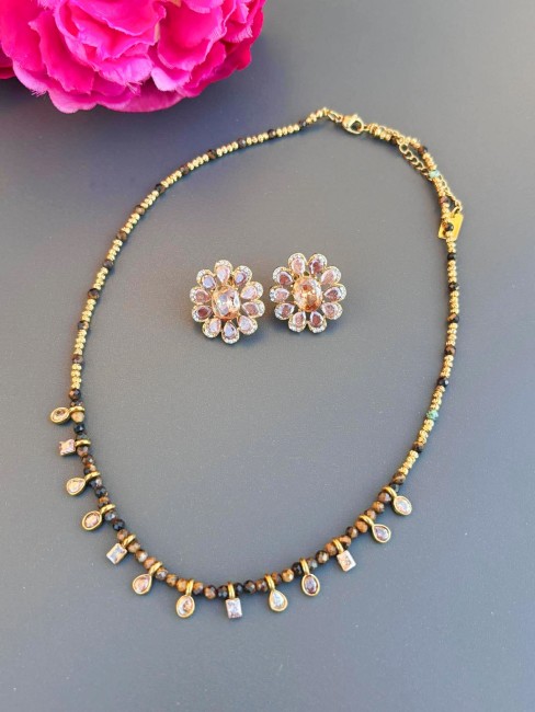 Avec son inspiration bohème chic aux accents d’ailleurs, le collier SOFIA est un bijou féminin qui apporte une touche précieuse à un look avec ses perles naturelles d'oeil de tigre marron et ses strass de cristal 