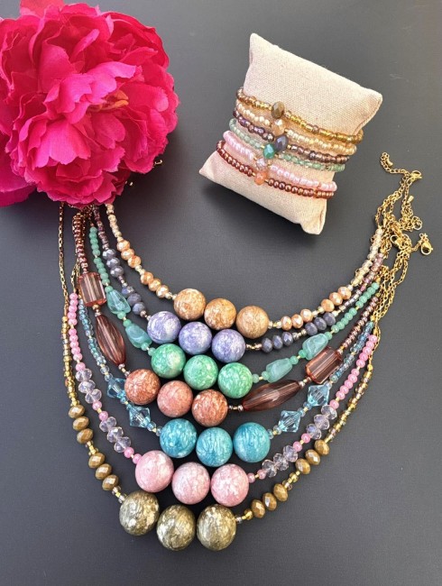 Combo de Bracelet et collier  fantaisie CAPRI composé de perles de bohème, de bois et de perles irisées pour un résultat ultra chic et hypnotique juste canon