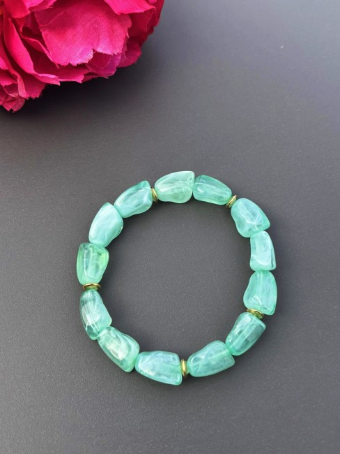 Bracelet fantaisie composé de perles naturelle de couleurs vert d'eau pour un effet bohème chic et raffiné 