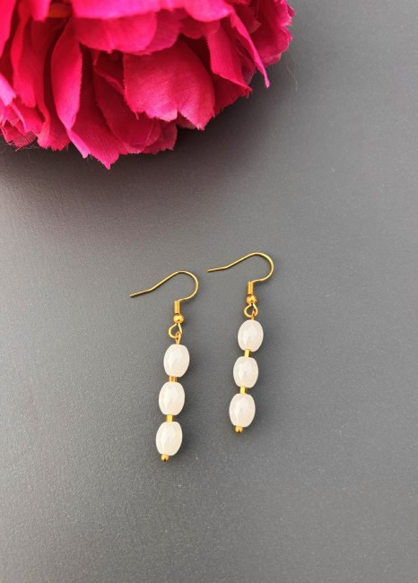 Boucles d'oreilles fantaisies composées de perles naturelle de couleurs blanches pour un effet bohème chic et raffiné 