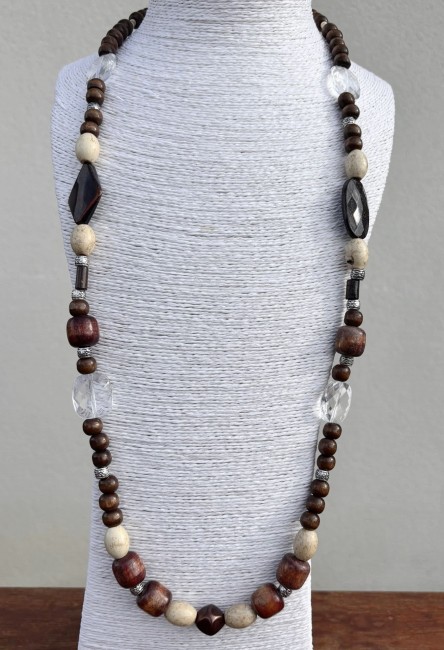 Collier fantaisie ethnique composé de perles de bois pour un style bohème chic 