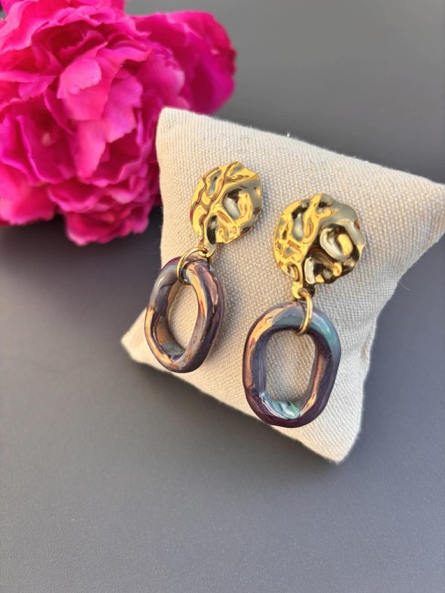 Boucle d'oreille fantaisie très bohème chic composé d'un apprêt martelé en acier inoxydable doré et d'un ovale en céramique aux reflets bleuté violacé