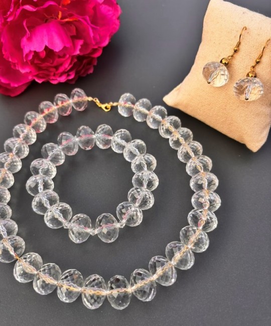 Parure 3 pièces fantaisie composée d'un collier d'un bracelet et de boucles d'oreilles aux grosses perles de verre blanches cristal pour un look bohème chic et solaire