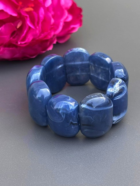 COLISEE - Bracelet résine avec gros maillons bleu Bracelet fantaisie composée de gros maillon en résine bleu arrondi qui épouse parfaitement le poignet et on adore ses reflets marbrés pour un style ultra moderne et chic