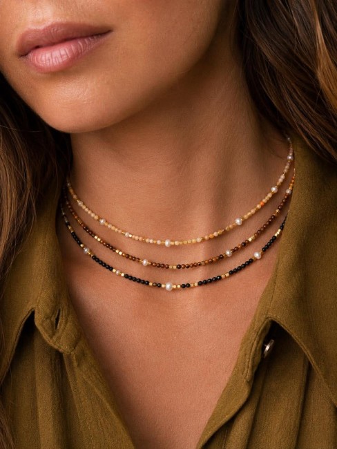 AMALFI TERRA - Collier de perles d'eau douces et de perles naturelles Collier hyper chic et féminin où des perles naturelles d'agate jaune, d'agate noire et d'oeil de tigre se marient parfaitement des perles d'eau douce et des perles dorés en acier inoxydable pour un rendu bohème chic