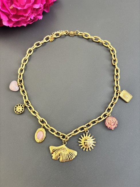 Collier fantaisie en acier inoxydable doré composé de charms rose pour un look bohème chic