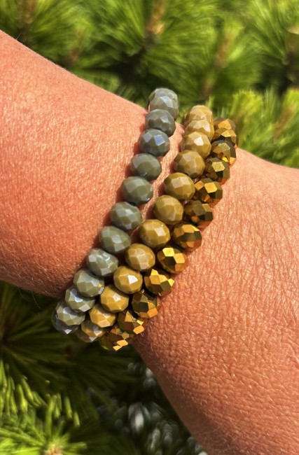 Manchette bohème chic composée de 3 bracelets de perles de bohème aux teintes kaki doré pour un look glamour, tendance et chic