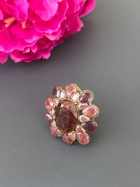 SOFIA - Bague fleur bohème en strass marron et acier inoxydable doré Superbe bague énigmatique au vue de sa taille XXL composée de perles facettées de strass marron pour un look chic féminin et raffiné