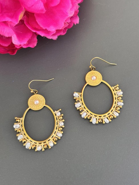 Boucles d'oreilles fantaisie en acier inoxydable doré composé d'une créole ovale ornée de perles naturelles d'eau douce pour un effet élégant chic et bohème