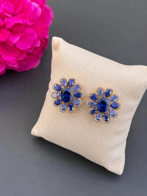 Avec son inspiration bohème chic aux accents d’ailleurs, les boucles d'oreilles SOFIA sont un bijou féminin qui apporte une touche précieuse à un look avec ses perles naturelles de sodalite bleu et ses strass de cristal 