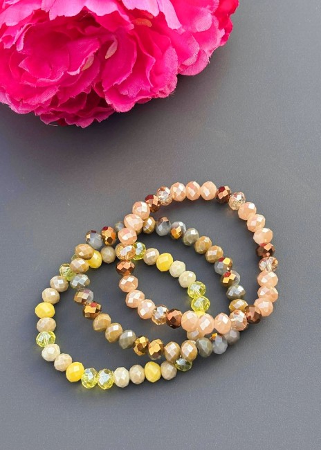 Manchette bohème chic composé de 3 trois bracelets composés de perles facettées aux teintes jaunes kaki et beige, inspirées des célèbres perles de murano pour un look chic et canon