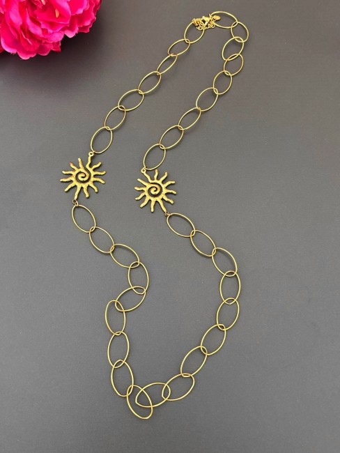 Sautoir soleil composé de grosse maille en acier inoxydable doré pour un style chic et féminin pour vos journées d'été à la plage