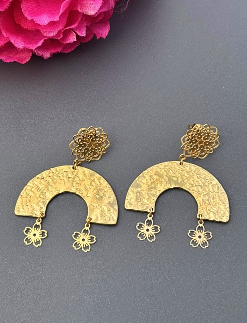 AUREA, Boucles d’oreilles fantaisies pendantes dorées en acier inoxydable, motif ajouré délicat et pampilles fleurs