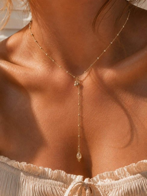 IRIS - Collier Y en acier inoxydable doré et perle naturelle beige en jaspe paysage Collier en Y composé d'une chaîne en acier inoxydable doré et des perles naturelles beige en jaspe de paysage pour un look bohème chic et ultra féminin