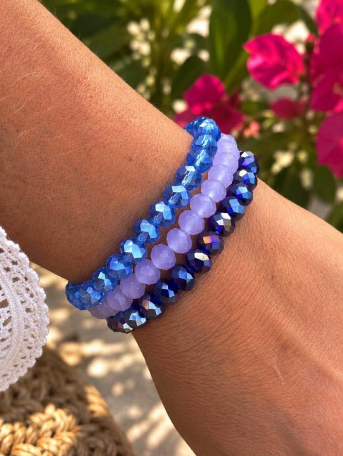 Manchette bohème chic composée de 3 bracelets de perles de bohème bleu azur, lilas givré, bleu violine irisé pour un look glamour, tendance et chic