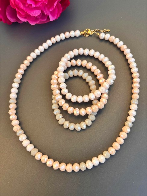 AURORA - Collier avec Manchette de 3 bracelets perle de bohèmes blush Collier avec sa manchette bohème chic composée de 3 bracelets de perles de bohème aux teintes nude, ivoire, blush pour un look glamour, tendance et chic