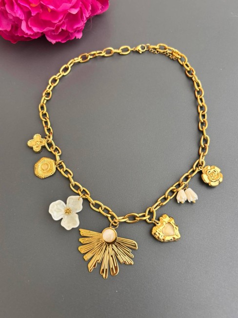 Collier fantaisie  en grosse maille d'acier inoxydable doré composé de charms doré et blanc, fleurs, coeur, pierres naturelles, feuille de ginkgo, zirconium pour un effet bohème chic Balise 