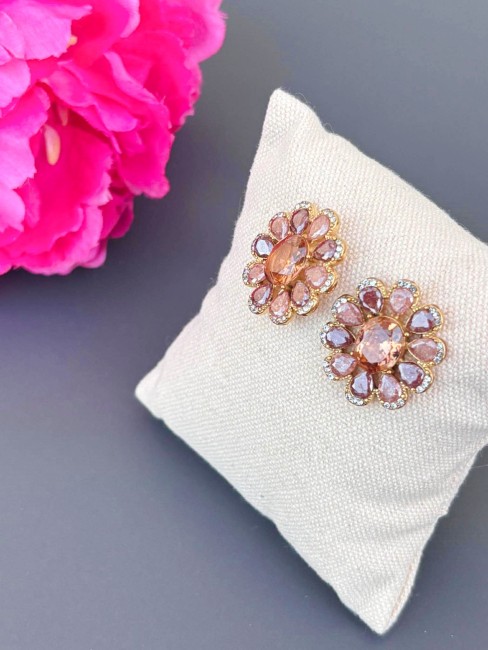 Avec son inspiration bohème chic aux accents d’ailleurs, les boucles d'oreilles SOFIA sont un bijou féminin qui apporte une touche précieuse à un look avec ses perles naturelles d'oeil de tigre marron et ses strass de cristal 