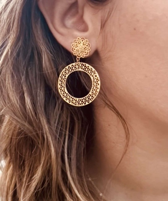 Boucles d'oreilles fantaisie composées d'un apprêt floral dentelé en forme de rose et de créole finement ciselées en acier inoxydable ... juste somptueuses