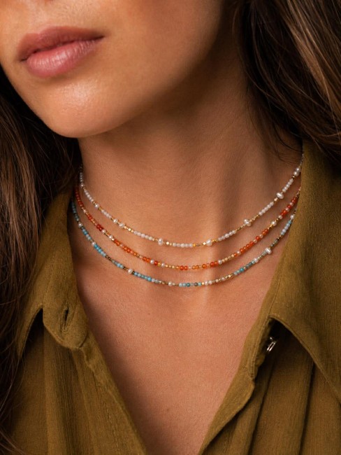 Collier hyper chic et féminin où des perles naturelles d'agate blanche, d'aventurine rouge et d'apatite se marient parfaitement  des perles d'eau douce et des perles dorés en acier inoxydable pour un rendu bohème chic