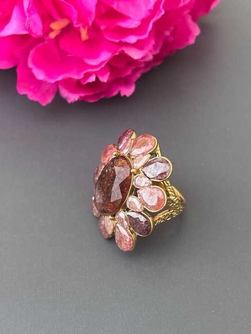 SOFIA - Bague fleur bohème en strass marron et acier inoxydable doré Superbe bague énigmatique au vue de sa taille XXL composée de perles facettées de strass marron pour un look chic féminin et raffiné
