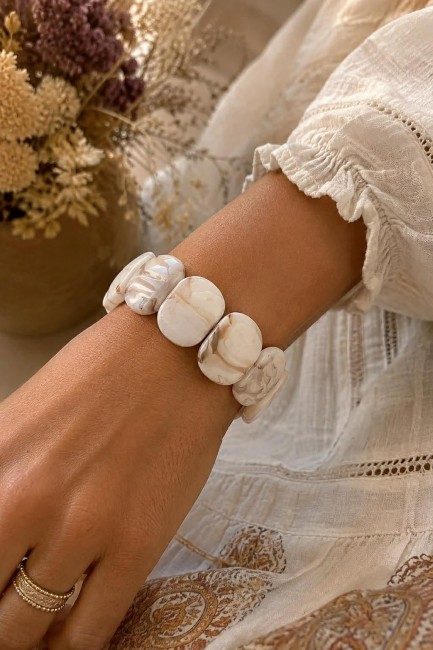 COLISEE - Bracelet résine avec gros maillons beige Bracelet fantaisie composée de gros maillon en résine beige arrondi qui épouse parfaitement le poignet et on adore ses reflets marbrés pour un style ultra moderne et chic