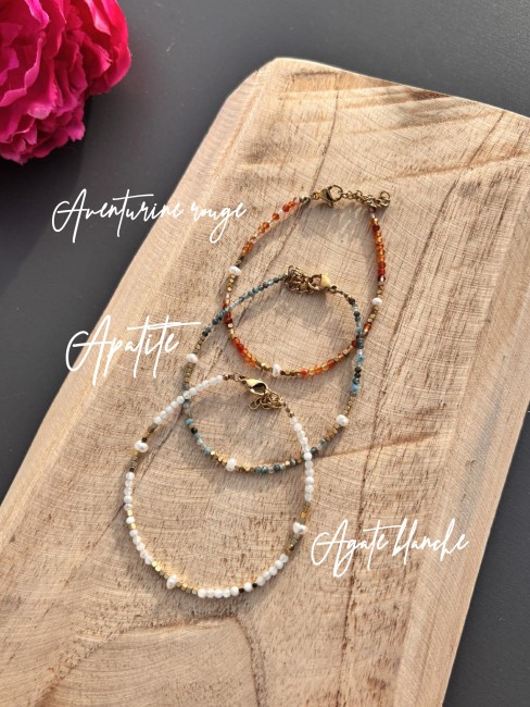 Bracelet hyper chic et féminin où des perles naturelles d'agate blanche, d'aventurine rouge et d'apatite se marient parfaitement  des perles d'eau douce et des perles dorés en acier inoxydable pour un rendu bohème chic