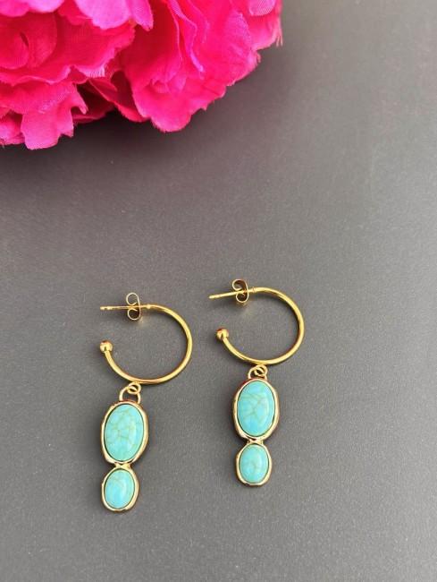 Boucles d'oreille fantaisie composé d'une créole et d'un pendentif ornée de perles de bohème howlite bleu turquoise pour un effet chic et bohème