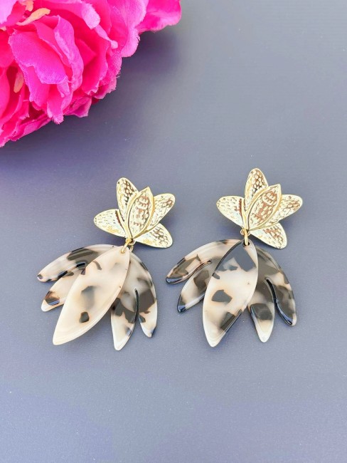 Boucles d'oreilles composé d'une fleur de magnolia  en résine de couleur léopard  réhaussée d'un apprêt en acier inoxydable en forme de fleur de lotus, un bijou captivant bohème chic et félin