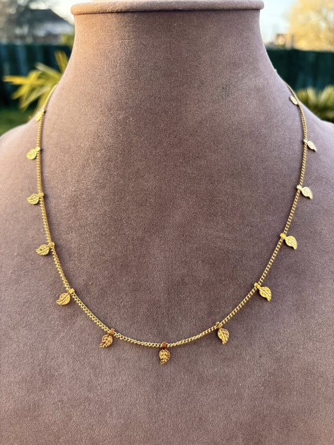 ALMEA - Collier avec pampilles feuilles en acier inoxydable doré Collier fantaisie en acier inoxydable doré réhaussé de pampilles en forme de fleur pour un style simple naturel et épuré