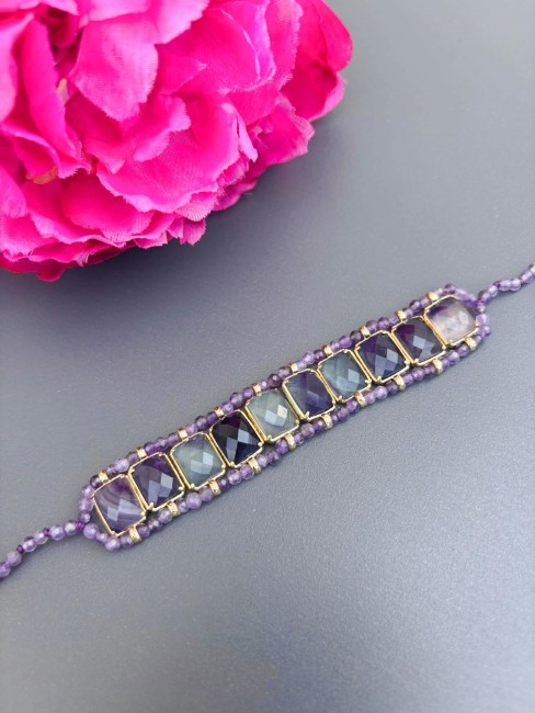 Un bracelet au caractère précieux, où les pierres naturelles facettées fluorine aux nuances violettes, profondes et légèrement translucides s’entourent de délicates perles et de détails dorés pour un style bohème chic.